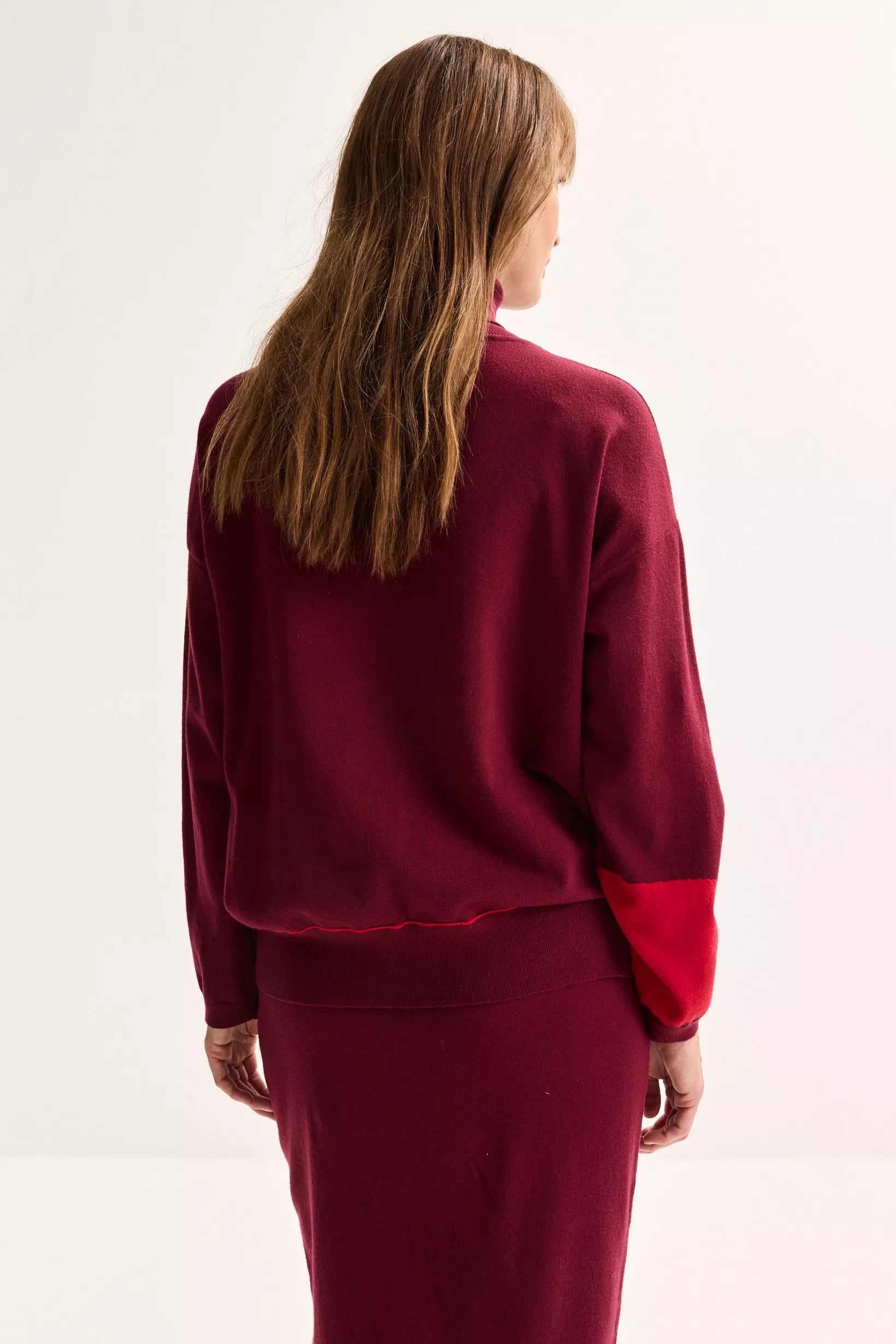 Pull Bordeaux Mayerline ( Avina 4682/593 )