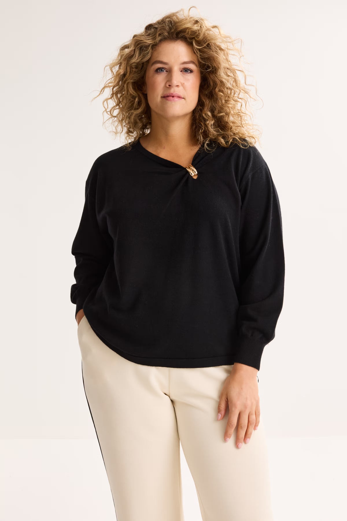 Pull Noir Mayerline ( Ariana 6625/010 )
