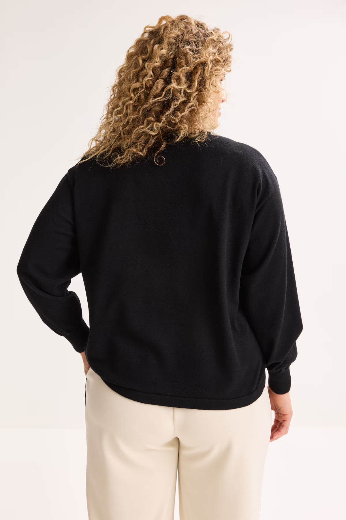 Pull Noir Mayerline ( Ariana 6625/010 )